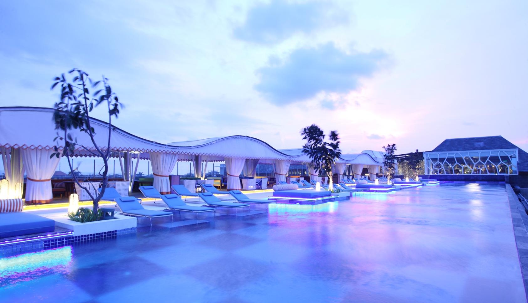 Ts Suites Seminyak Exterior foto The pool at the hotel