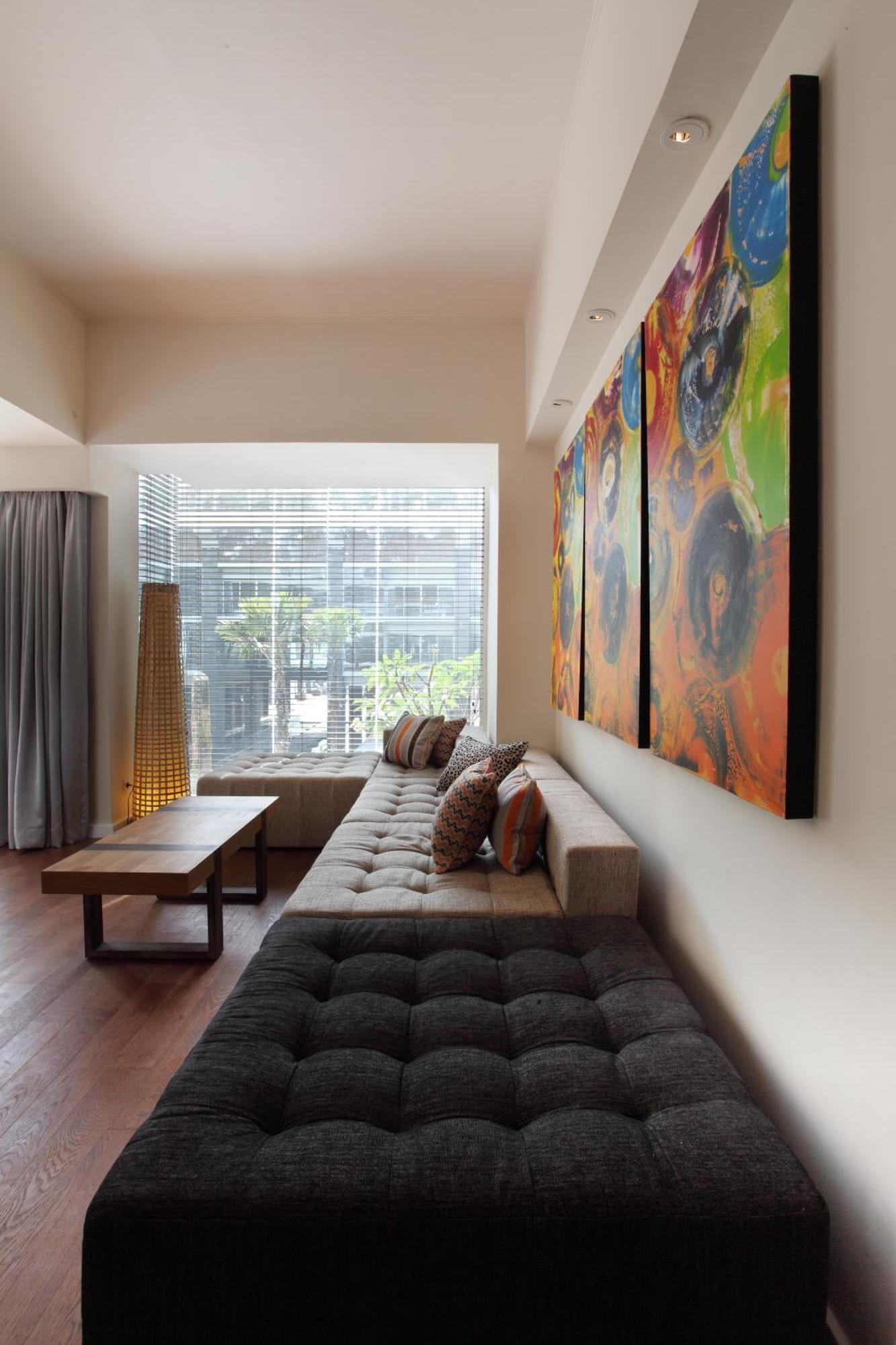 Ts Suites Seminyak Quarto foto A living room with a sofa